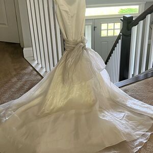 A Vintage White House Wedding Dress Ready for Its Next Chapter